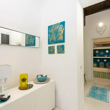 First Apartment Rom